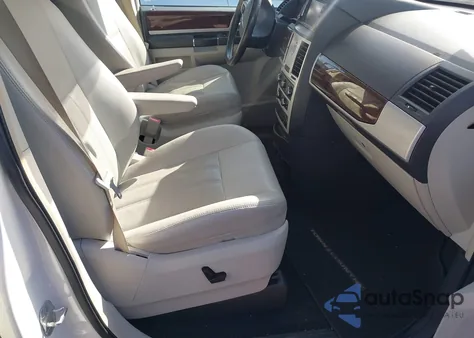 2010 Chrysler Town & Country Touring Plus z USA, uszkodzony, nr VIN 2A4RR8DX6AR415473